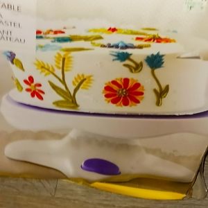 Tilting cake turntable